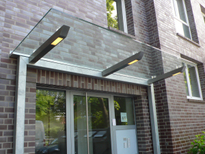 Vordach-aus-Glas-und-Stahl